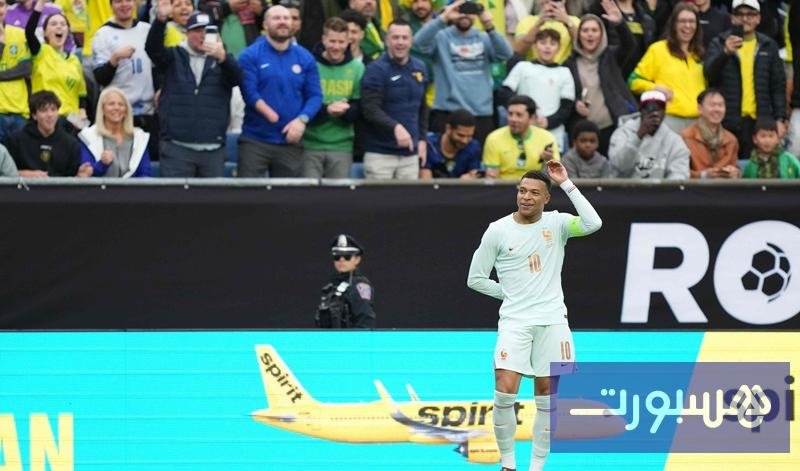 فرنسا تتجاوز البرازيل بعشرة لاعبين في مواجهة ودية مثيرة بثنائية مبابي وإيكيتيكي 3 صورة جماعية للاعبي المنتخب الفرنسي يحتفلون بهدف خلال مباراة ودية ضد البرازيل، حيث يظهر كيليان مبابي وهو يشير إلى زملائه.