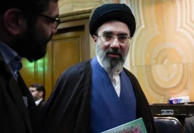 صورة لمجتبى خامنئي، المرشد الأعلى الجديد لإيران، في مناسبة رسمية