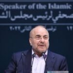 صورة لمحمد باقر قاليباف، رئيس البرلمان الإيراني، في اجتماع رسمي