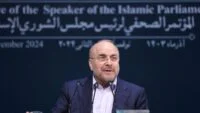 صورة لمحمد باقر قاليباف، رئيس البرلمان الإيراني، في اجتماع رسمي