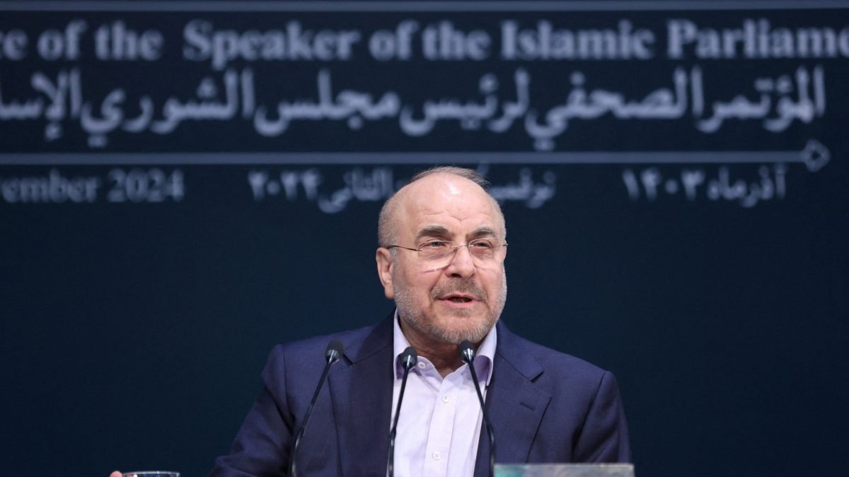 صورة لمحمد باقر قاليباف، رئيس البرلمان الإيراني، في اجتماع رسمي