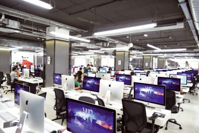 صورة شعار مدرسة 1337 أو طلاب يبرمجون، ترمز للتفوق المغربي في مسابقات البرمجة الدولية.