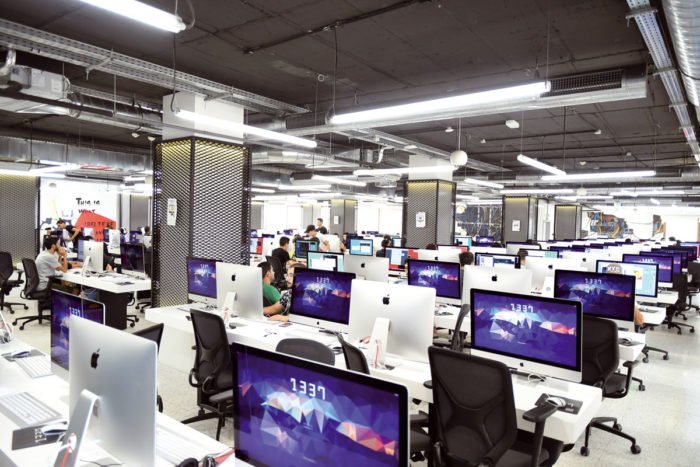 صورة شعار مدرسة 1337 أو طلاب يبرمجون، ترمز للتفوق المغربي في مسابقات البرمجة الدولية.