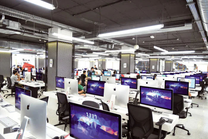 صورة شعار مدرسة 1337 أو طلاب يبرمجون، ترمز للتفوق المغربي في مسابقات البرمجة الدولية.