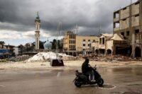 صورة تجمع رموزاً للقضايا السياسية والاقتصادية والاجتماعية العالمية