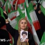 صورة جوية تظهر الأضرار التي لحقت بمقر إقامة المرشد الأعلى الإيراني في طهران بعد الغارات الجوية، مع تجمع حشود في الشوارع.