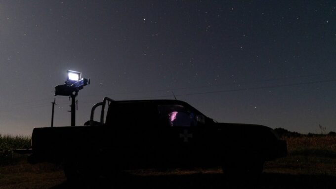 طائرة مسيرة أوكرانية تحلق في السماء، رمزًا للتقنيات الدفاعية الجديدة.
