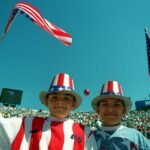 صورة توضيحية لمنتخب إيران لكرة القدم وشعار كأس العالم 2026، تعكس التوترات المحيطة بالمشاركة.