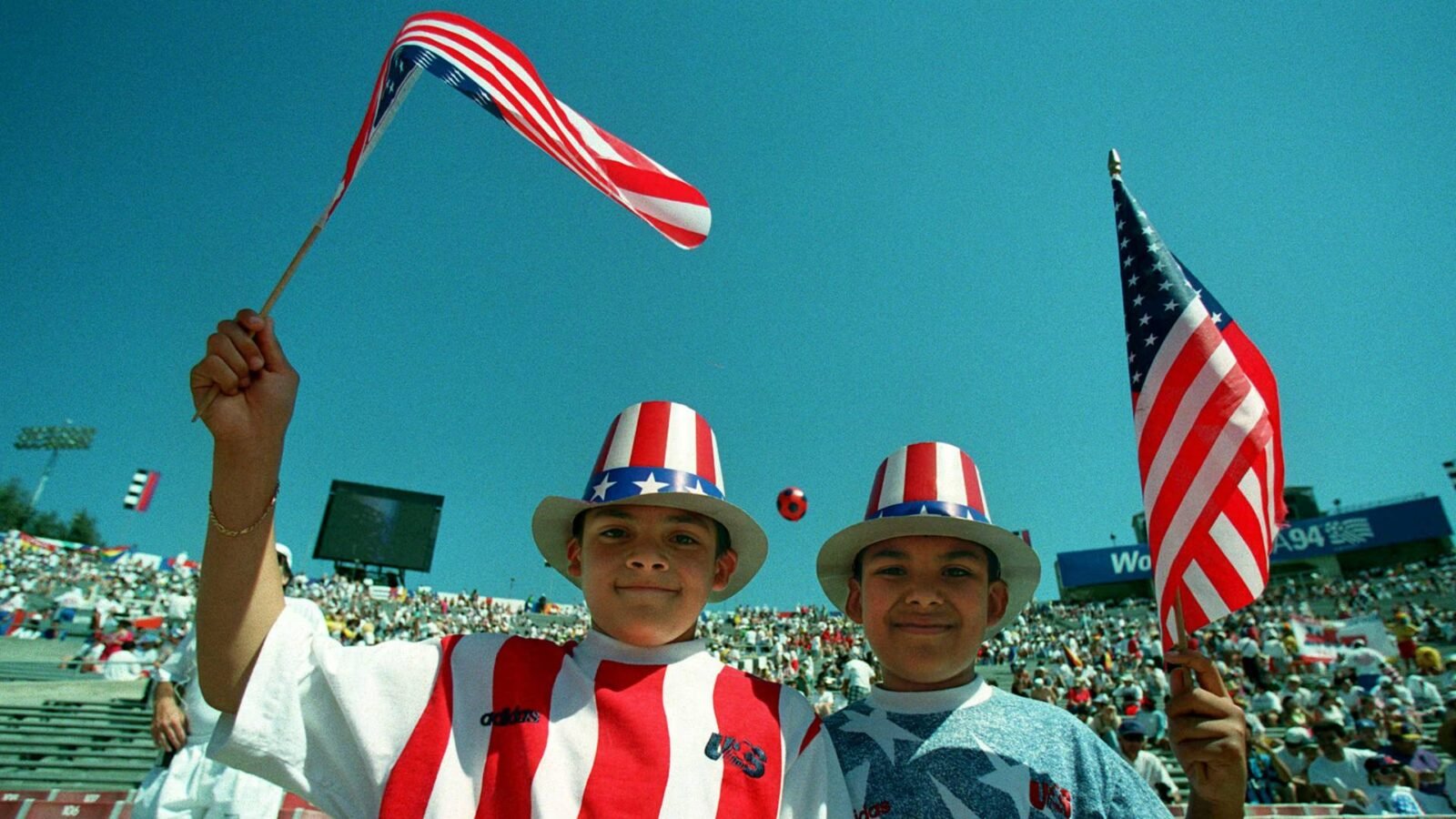 كأس العالم 2026: هل يهدد التوتر السياسي مشاركة إيران؟ 3 صورة توضيحية لمنتخب إيران لكرة القدم وشعار كأس العالم 2026، تعكس التوترات المحيطة بالمشاركة.