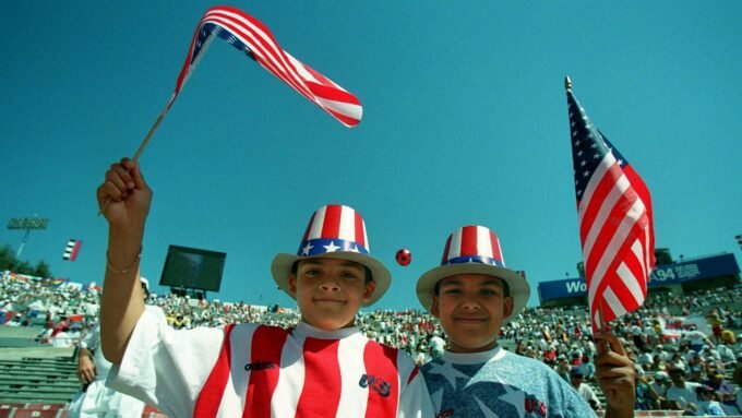 كأس العالم 2026: هل يهدد التوتر السياسي مشاركة إيران؟ 9 صورة توضيحية لمنتخب إيران لكرة القدم وشعار كأس العالم 2026، تعكس التوترات المحيطة بالمشاركة.