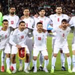 صورة توضيحية للمنتخب الإيراني وشعار كأس العالم 2026 في ظل توترات جيوسياسية.