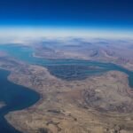 مصر تعزز دورها كشريان طاقة بديل في ظل تصاعد التوترات الإقليمية 6 منظر جوي للسواحل الإيرانية وجزيرة قشم في مضيق هرمز، يظهر أهمية الممر الملاحي في نقل الطاقة.