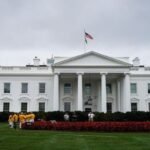 صورة جوية لمضيق هرمز تظهر سفناً تجارية وعسكرية في الممر المائي الحيوي.