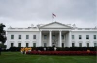 صورة جوية لمضيق هرمز تظهر سفناً تجارية وعسكرية في الممر المائي الحيوي.