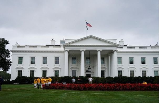 صورة جوية لمضيق هرمز تظهر سفناً تجارية وعسكرية في الممر المائي الحيوي.