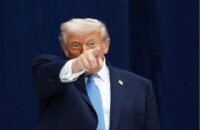 صورة لمضيق هرمز مع سفن شحن أو خريطة للمنطقة تبرز أهميته الاستراتيجية