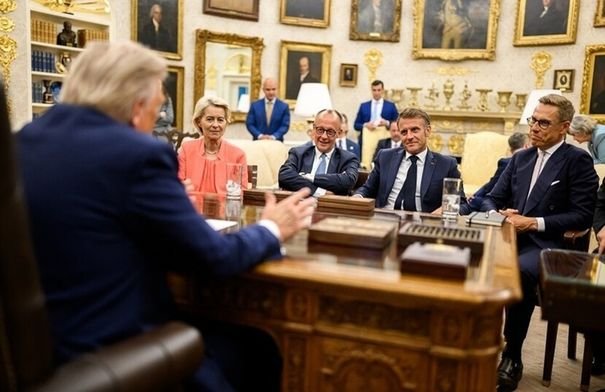 صورة جوية لمضيق هرمز تظهر سفن ناقلات النفط في الممر المائي الاستراتيجي.