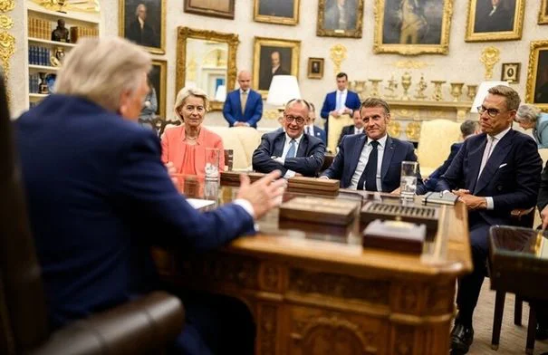 صورة جوية لمضيق هرمز تظهر سفن ناقلات النفط في الممر المائي الاستراتيجي.