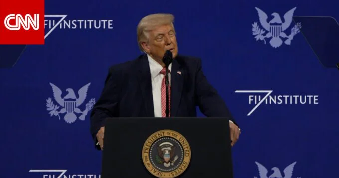 ترامب يطلق تسمية "مضيق ترامب" على مضيق هرمز وسط تصريحات مثيرة 9 الرئيس الأمريكي دونالد ترامب يتحدث في قمة، مع إشارة إلى مضيق هرمز