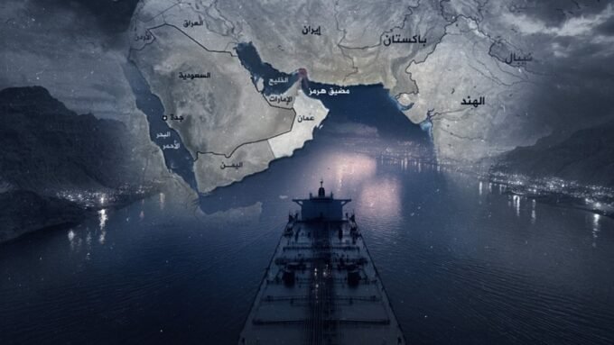 مضيق هرمز: لماذا تتردد دول الخليج في الانخراط بتأمينه؟ 5 صورة لمضيق هرمز مع سفن تجارية وناقلات نفط تعبره، ترمز لأهميته الاستراتيجية وتحديات أمن الملاحة.