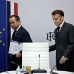 صورة للرئيس الفرنسي إيمانويل ماكرون يتحدث عن قضايا دولية أو خريطة لمضيق هرمز