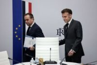 صورة للرئيس الفرنسي إيمانويل ماكرون يتحدث عن قضايا دولية أو خريطة لمضيق هرمز