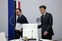 صورة للرئيس الفرنسي إيمانويل ماكرون يتحدث عن قضايا دولية أو خريطة لمضيق هرمز