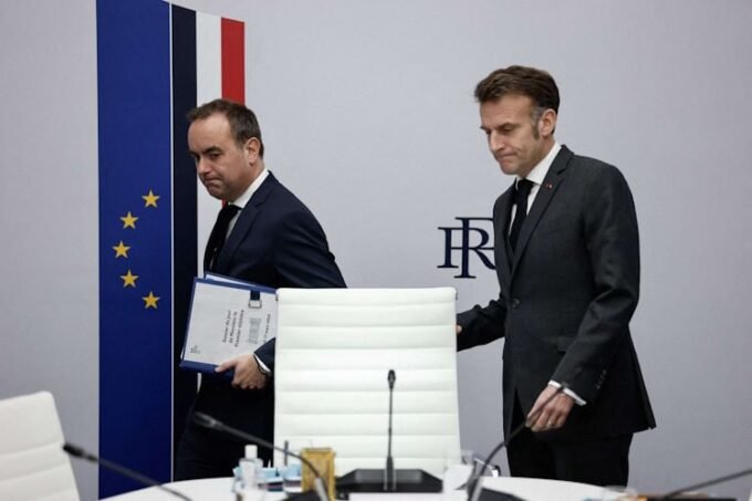 صورة للرئيس الفرنسي إيمانويل ماكرون يتحدث عن قضايا دولية أو خريطة لمضيق هرمز