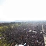 احتجاجات حاشدة في براغ ضد سياسات حكومة بابيش 8 صورة لمظاهرة حاشدة في ساحة عامة ببراغ، التشيك، تظهر حشودًا كبيرة من المتظاهرين يحملون لافتات.