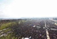 صورة لمظاهرة حاشدة في ساحة عامة ببراغ، التشيك، تظهر حشودًا كبيرة من المتظاهرين يحملون لافتات.