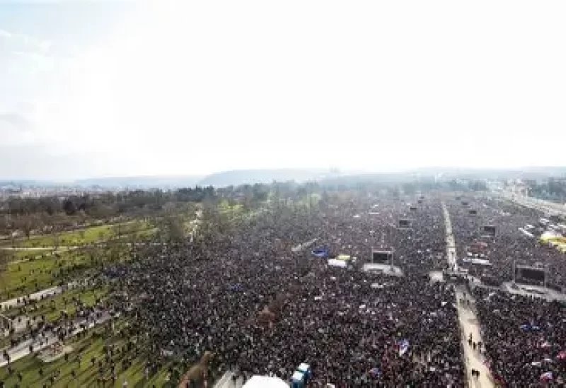 صورة لمظاهرة حاشدة في ساحة عامة ببراغ، التشيك، تظهر حشودًا كبيرة من المتظاهرين يحملون لافتات.