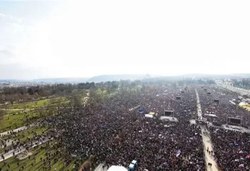 صورة لمظاهرة حاشدة في ساحة عامة ببراغ، التشيك، تظهر حشودًا كبيرة من المتظاهرين يحملون لافتات.