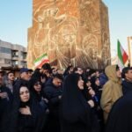 صورة لمواطنين إيرانيين يحدون على وفاة المرشد الأعلى علي خامنئي في ساحة بطهران، 1 مارس 2026.