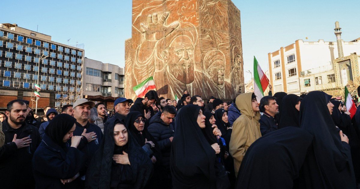 تصعيد غير مسبوق في الشرق الأوسط: اغتيال خامنئي يطلق شرارة الرد الإيراني 3 صورة لمواطنين إيرانيين يحدون على وفاة المرشد الأعلى علي خامنئي في ساحة بطهران، 1 مارس 2026.