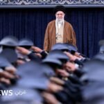 صورة أرشيفية للمرشد الأعلى علي خامنئي مع ضباط إيرانيين