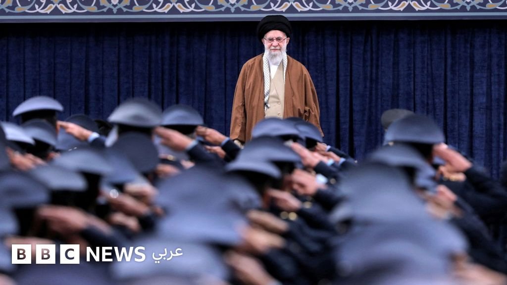 تداعيات الهجمات على إيران: قائمة بأسماء القادة الإيرانيين البارزين الذين قُتلوا 3 صورة أرشيفية للمرشد الأعلى علي خامنئي مع ضباط إيرانيين