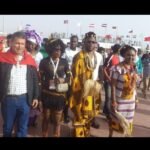 صورة لقافلة تجارية تاريخية تعبر الصحراء، ترمز للروابط القديمة بين تندوف والمغرب.