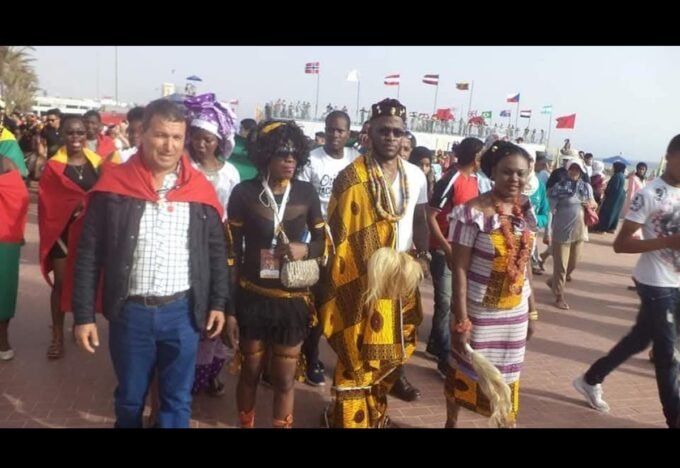 صورة لقافلة تجارية تاريخية تعبر الصحراء، ترمز للروابط القديمة بين تندوف والمغرب.