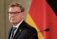 وزير الخارجية الألماني يوهان فاديفول يتحدث في مؤتمر صحفي