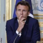 الرئيس الفرنسي إيمانويل ماكرون يتحدث في مؤتمر صحفي حول الوضع في الشرق الأوسط.