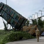 جنود أوكرانيون يسيرون بجانب قاذفة نظام الدفاع الجوي باتريوت في موقع غير معلن بأوكرانيا، وسط الحرب الروسية.