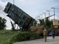 جنود أوكرانيون يسيرون بجانب قاذفة نظام الدفاع الجوي باتريوت في موقع غير معلن بأوكرانيا، وسط الحرب الروسية.