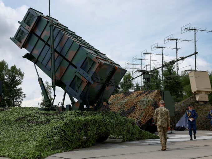 جنود أوكرانيون يسيرون بجانب قاذفة نظام الدفاع الجوي باتريوت في موقع غير معلن بأوكرانيا، وسط الحرب الروسية.