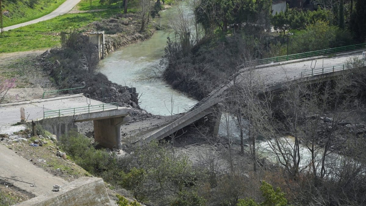 صورة جوية لنهر الليطاني في جنوب لبنان، تظهر أهميته الجغرافية والاستراتيجية في المنطقة.