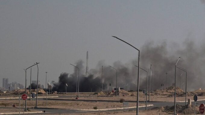 منظومة دفاع جوي كويتية تتصدى لهجمات صاروخية ومسيرات معادية في سماء الكويت فجر الأحد.