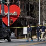 صورة لموقع الهجوم في منطقة سيكسث ستريت بأوستن، تكساس، مع تواجد قوات الأمن.