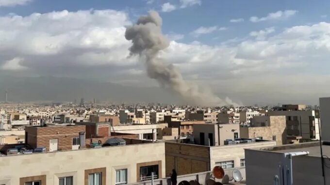 تصعيد خطير في جنوب إيران: 51 قتيلاً بينهم تلميذات في استهداف منشآت مدنية 6 صورة لموقع استهداف مدني في جنوب إيران يظهر حجم الأضرار والخسائر البشرية.