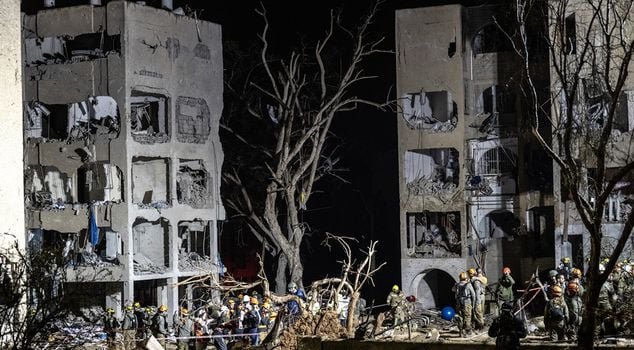 صورة تظهر آثار دمار واسع النطاق في منطقة سكنية جنوب إسرائيل بعد هجوم صاروخي إيراني.