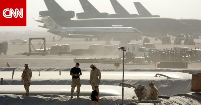 صورة جوية لقاعدة العديد الجوية في قطر، تظهر أهميتها الاستراتيجية.