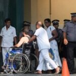 مصاب يتلقى العلاج في مستشفى جالي الوطني بعد غرق السفينة الحربية الإيرانية IRIS Dena